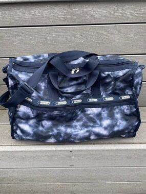 LeSportsac Weekender Large Duffle Travel Bag Handles Shoulder Strap Blue Tie Dye